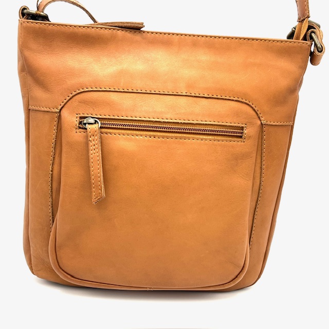 De Maja crossbody zwart is gemaakt van stevig en duurzaam leer met een minimalistisch ontwerp. Het heeft een ruim hoofdvak en een verstelbare schouderriem voor comfortabel dragen. Draag het over je schouder of diagonaal als crossbody tas voor een trendy look. Ideaal voor dagelijks gebruik of een avondje uit. Stijlvol en praktisch, deze tas is een must-have accessoire voor elke outfit.

voorvak
achtervak

Binnen:
Tussenvak,
Achterrits
Steekvak

Afmetingen:
Hoogte 25cm x breed 26cm x diep 5cm