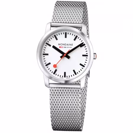 Dit Mondaine horloge kenmerkt zich door de zilverkleurige ronde kast met strakke rand. Op de witte wijzerplaat zijn de zwarte uur strepen en wijzers duidelijk zichtbaar. Als blikvanger heeft deze klok een rode secondewijzer, net als een stationsklok. Dit horloge heeft een zilverkleurige milanese band met druksluiting, een saffier glas en is 3 ATM. The Official Swiss Railway Watch. Gebaseerd op de officiële stationsklok van de Zwitserse spoorwegen, is 30 jaar geleden de horlogelijn onder het merk Mondaine opgezet. Zwitserse kwaliteitsuurwerken, net zo punctueel als de Zwitserse treinen. Een echte design klassieker met een unieke wijzerplaat en de wereldberoemde rode secondewijzer met bolletje. Herkenbaar uit duizenden.