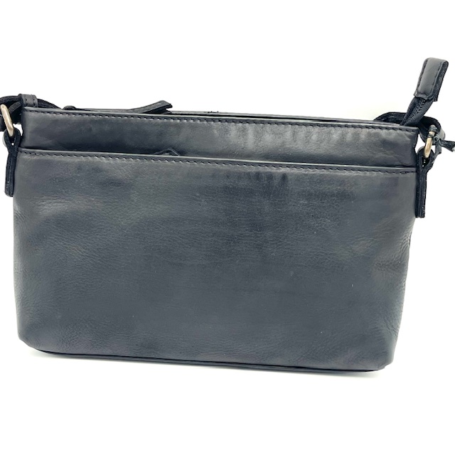 Deze mooie OwnLabel Anna Crossbody Black tas is gemaakt van hoogwaardig leer en heeft een klassiek design met een moderne twist. De tas is voorzien van een verstelbare schouderband, een ruim hoofdcompartiment en handige binnenvakken voor het opbergen van al jouw essentials. Draag de tas als crossbody voor een trendy look, perfect voor dagelijks gebruik of een avondje uit. Koop deze stijlvolle tas nu en maak elke outfit compleet!

Afmetingen:
Hoogte 15cm x breed 23cm x diep 4.5cm