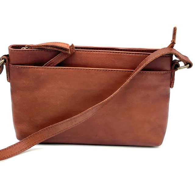 Deze mooie OwnLabel Anna Crossbody Roest tas is gemaakt van hoogwaardig leer en heeft een klassiek design met een moderne twist. De tas is voorzien van een verstelbare schouderband, een ruim hoofdcompartiment en handige binnenvakken voor het opbergen van al jouw essentials. Draag de tas als crossbody voor een trendy look, perfect voor dagelijks gebruik of een avondje uit. Koop deze stijlvolle tas nu en maak elke outfit compleet!

Afmetingen:
Hoogte 15cm x breed 23cm x diep 4.5cm