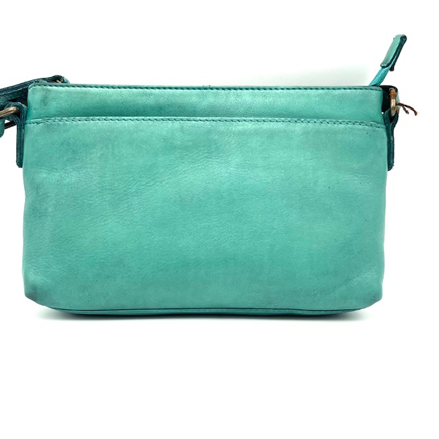 Deze mooie OwnLabel Anna Crossbody Turqoise tas is gemaakt van hoogwaardig leer en heeft een klassiek design met een moderne twist. De tas is voorzien van een verstelbare schouderband, een ruim hoofdcompartiment en handige binnenvakken voor het opbergen van al jouw essentials. Draag de tas als crossbody voor een trendy look, perfect voor dagelijks gebruik of een avondje uit. Koop deze stijlvolle tas nu en maak elke outfit compleet!

Afmetingen:
Hoogte 15cm x breed 23cm x diep 4.5cm