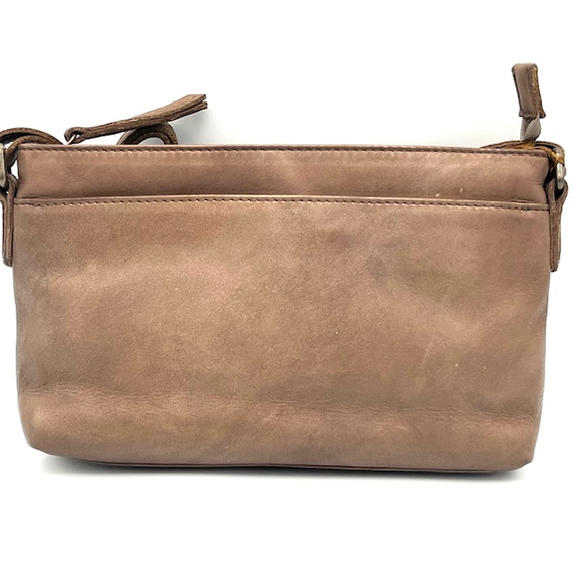 Deze mooie OwnLabel Anna Crossbody Taupe tas is gemaakt van hoogwaardig leer en heeft een klassiek design met een moderne twist. De tas is voorzien van een verstelbare schouderband, een ruim hoofdcompartiment en handige binnenvakken voor het opbergen van al jouw essentials. Draag de tas als crossbody voor een trendy look, perfect voor dagelijks gebruik of een avondje uit. Koop deze stijlvolle tas nu en maak elke outfit compleet!

Afmetingen:
Hoogte 15cm x breed 23cm x diep 4.5cm