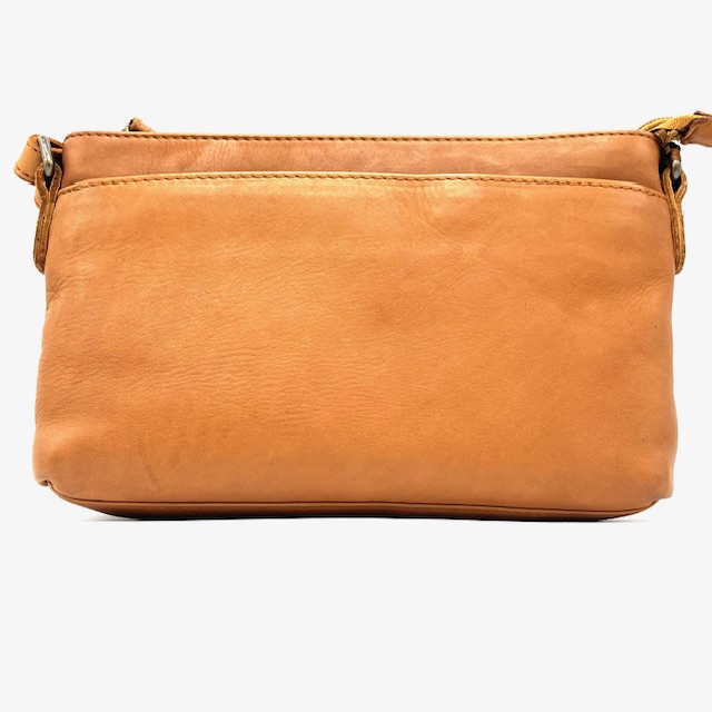 Deze mooie OwnLabel Anna Crossbody Cognac tas is gemaakt van hoogwaardig leer en heeft een klassiek design met een moderne twist. De tas is voorzien van een verstelbare schouderband, een ruim hoofdcompartiment en handige binnenvakken voor het opbergen van al jouw essentials. Draag de tas als crossbody voor een trendy look, perfect voor dagelijks gebruik of een avondje uit. Koop deze stijlvolle tas nu en maak elke outfit compleet!

Afmetingen:
Hoogte 15cm x breed 23cm x diep 4.5cm