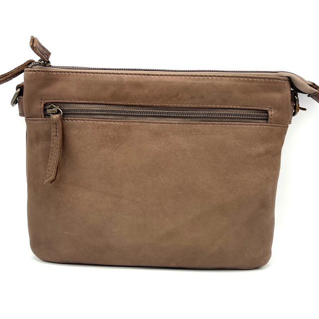 Deze prachtige OwnLabel Sillvana crossbody tas in de kleur Taupe is voorzien van een ruim hoofdcompartiment met ritssluiting en een verstelbare schouderband. De tas is gemaakt van hoogwaardig leer en heeft een stijlvol design. Draag de tas diagonaal over je lichaam voor een trendy en comfortabele look. Perfect voor dagelijks gebruik of een avondje uit!

Afmetingen:
Hoogte 21cm x breed 25.5 x diep 3cm