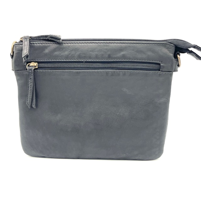 Deze prachtige OwnLabel Sillvana crossbody tas in de kleur Black is voorzien van een ruim hoofdcompartiment met ritssluiting en een verstelbare schouderband. De tas is gemaakt van hoogwaardig leer en heeft een stijlvol design. Draag de tas diagonaal over je lichaam voor een trendy en comfortabele look. Perfect voor dagelijks gebruik of een avondje uit!

Afmetingen:
Hoogte 21cm x breed 25.5 x diep 3cm