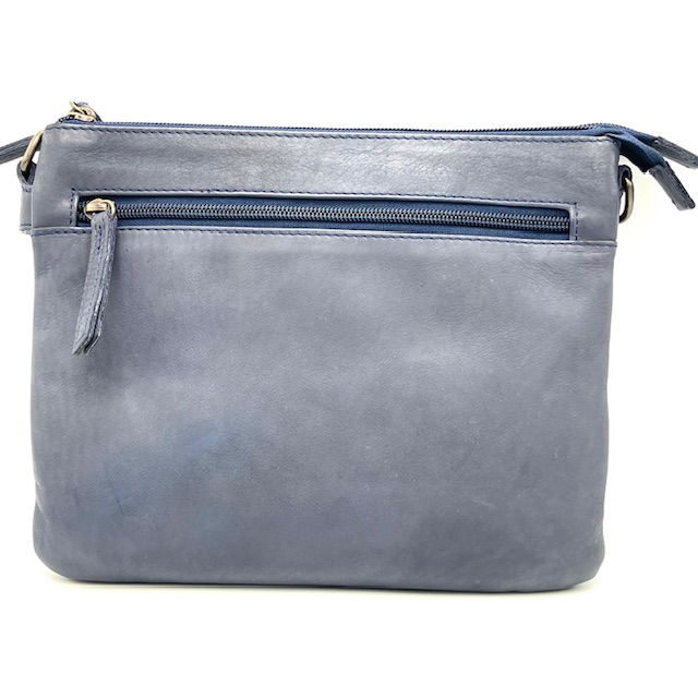 Deze prachtige OwnLabel Sillvana crossbody tas in de kleur Navy is voorzien van een ruim hoofdcompartiment met ritssluiting en een verstelbare schouderband. De tas is gemaakt van hoogwaardig leer en heeft een stijlvol design. Draag de tas diagonaal over je lichaam voor een trendy en comfortabele look. Perfect voor dagelijks gebruik of een avondje uit!

Afmetingen:
Hoogte 21cm x breed 25.5 x diep 3cm