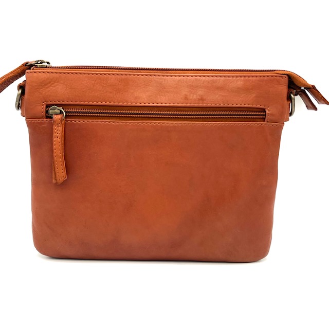 Deze prachtige OwnLabel Sillvana crossbody tas in de kleur Cognac is voorzien van een ruim hoofdcompartiment met ritssluiting en een verstelbare schouderband. De tas is gemaakt van hoogwaardig leer en heeft een stijlvol design. Draag de tas diagonaal over je lichaam voor een trendy en comfortabele look. Perfect voor dagelijks gebruik of een avondje uit!

Afmetingen:
Hoogte 21cm x breed 25.5 x diep 3cm