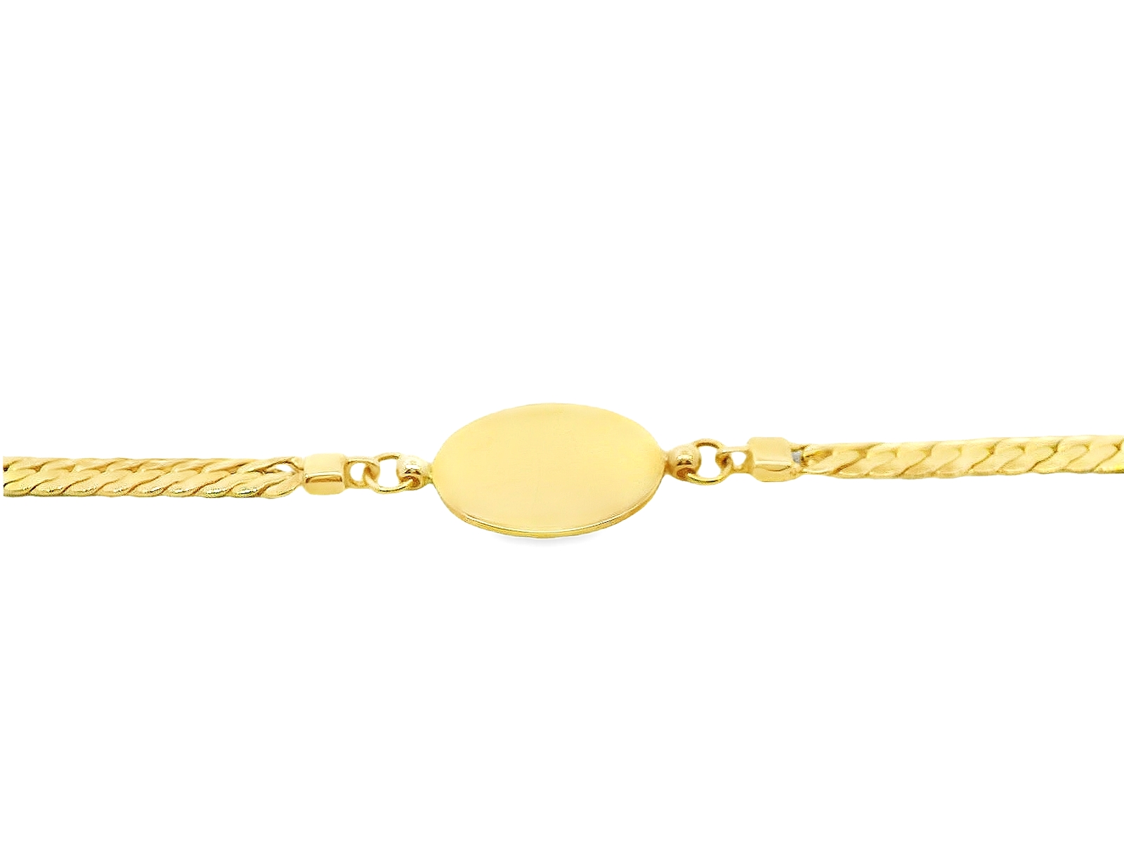 Deze armband van Louis Bros is vervaardigd uit 14 karaat geelgoud (4.63gr.). 
Deze stijlvolle armband is voorzien van een elegant ovaal graveerplaatje, perfect voor een persoonlijke boodschap of initialen. Het tijdloze ontwerp combineert verfijning met een subtiele personalisatie, waardoor de armband een uniek en betekenisvol sieraad wordt. Het warme geelgoud voegt een luxueuze uitstraling toe, ideaal om dagelijks te dragen of als speciaal geschenk voor een geliefde.