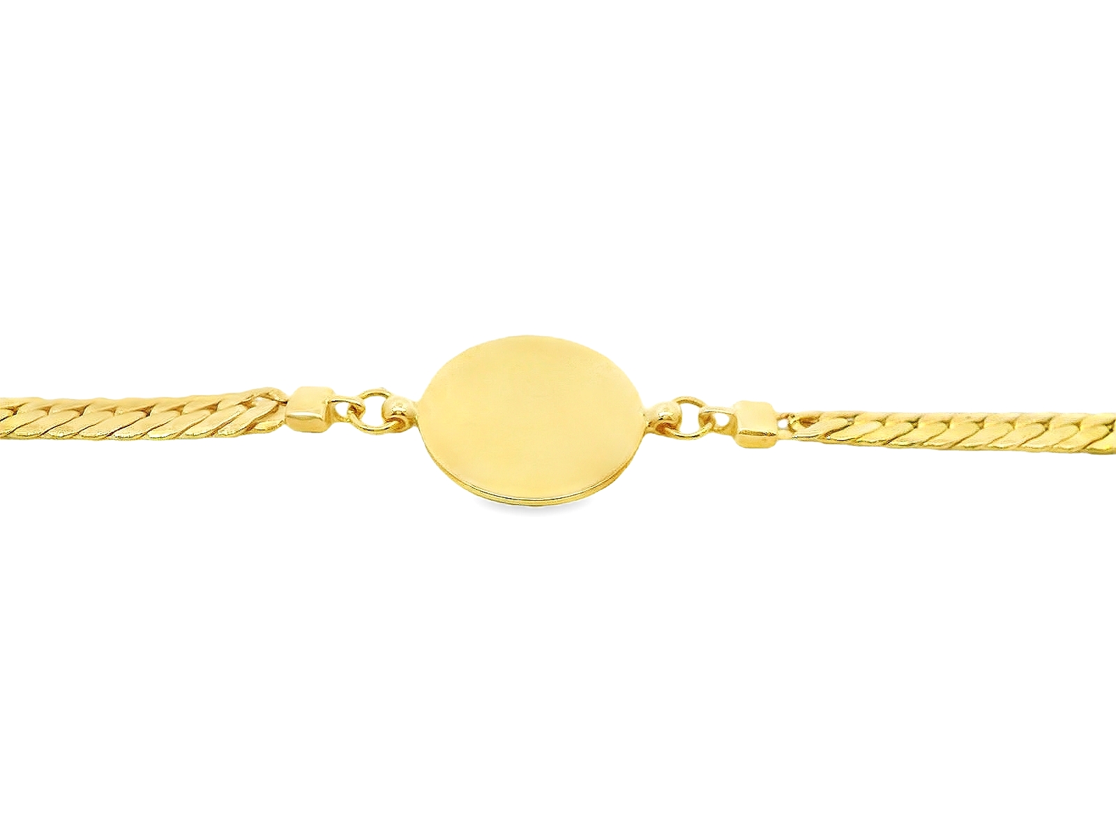 Deze armband van Louis Bros is vervaardigd uit 14 karaat geelgoud (4.85 gr.). 
Deze verfijnde armband heeft een elegant rond graveerplaatje, ideaal voor het personaliseren met een naam, initialen of speciale datum. Het eenvoudige maar stijlvolle ontwerp maakt het sieraad bijzonder en betekenisvol. Het warme geelgoud geeft de armband een luxe uitstraling, perfect om dagelijks te dragen of als een persoonlijk cadeau voor een dierbare.