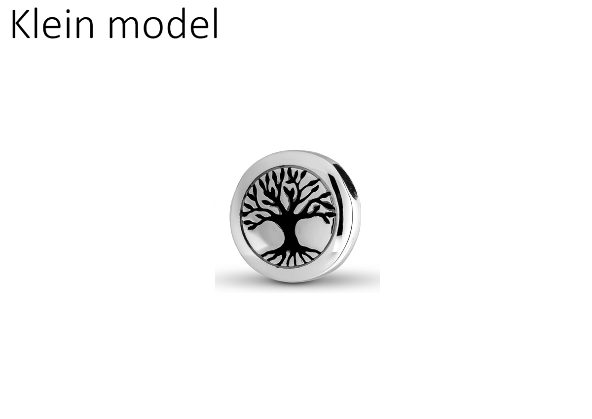 Deze prachtige ASHA nr 10H141 zilveren ashanger is voorzien van een ronde Levensboom. De hanger heeft een elegante uitstraling en symboliseert groei, kracht en verbondenheid. De beste manier om deze ashanger te dragen is aan een zilveren ketting, zodat de Levensboom goed tot zijn recht komt. Met deze hanger draagt u de herinnering aan uw dierbare altijd dicht bij u.