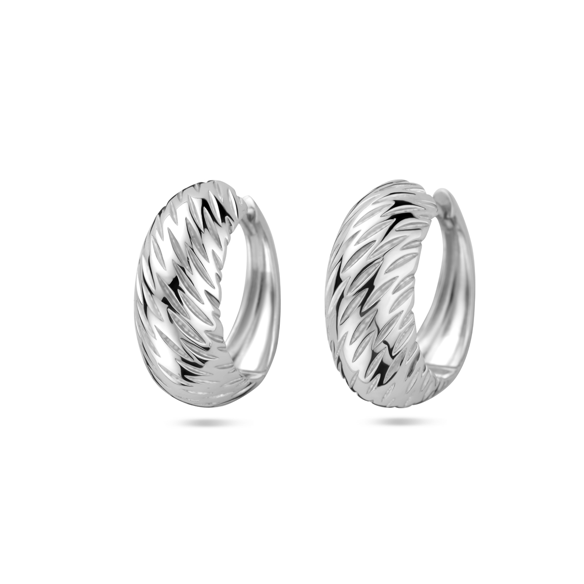 Gerhodineerd 925 zilveren klapoorringen met een diameter van 18mm.