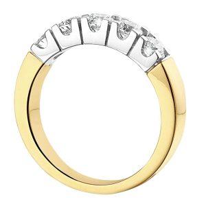 een 14 krt geelgouden rij-ring met witgouden zettingen en 5 diamant stenen briljant geslepen 0.20 crt per stuk G SI totaal 1.00 crt.