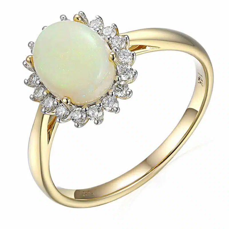 een 14 krt geelgouden ring met een opaal steen 0.72 crt en daaromheen 18 diamant stenen briljant geslepen totaal 0.19 crt H SI.