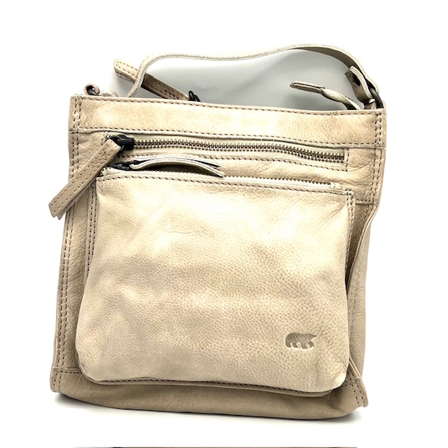 De BearDesign Davita schoudertas is gemaakt van zacht zilver mink leer met een stijlvol ontwerp en contrasterende zwarte details. De tas heeft een ruim hoofdvak met verschillende vakken en een verstelbare schouderriem. Deze tas kan zowel casual als chique gedragen worden en is perfect voor dagelijks gebruik. Style het met een eenvoudige outfit voor een trendy look!
Deze prachtige leren tas heeft een verstelbare schouderband. Ook heeft het meerdere ruime vakken twee aan de voorkant en één aan de achterkant. In de tas zelf zit ook een handig vak voor uw pasjes. 

afmetingen: hoogte 22cm x breedte 21cm x diepte 8cm