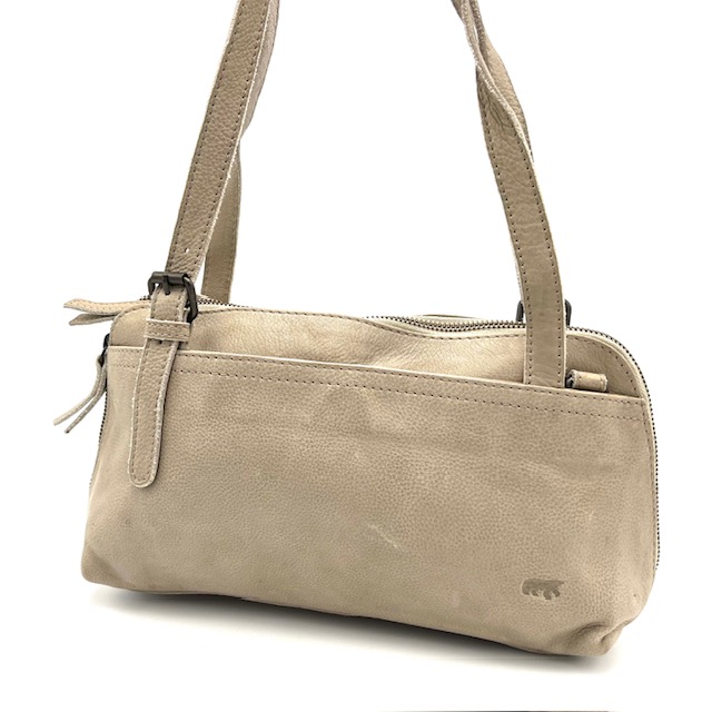 Deze BearDesign-shopper-schoudertas in de kleur Mink heeft een ruim hoofdcompartiment met diverse handige vakken en een ritsvak aan de achterzijde. De tas heeft een verstelbare schouderband en is gemaakt van hoogwaardig leer. Een stijlvolle en praktische toevoeging aan elke outfit. Draag de tas over je schouder of crossbody voor een trendy look. Perfect voor dagelijks gebruik of een avondje uit

Ook lang te dragen met de afneembare schouderriem.
Afmetingen:
Hoogte 18cm x breed 29cm x diep 8cm