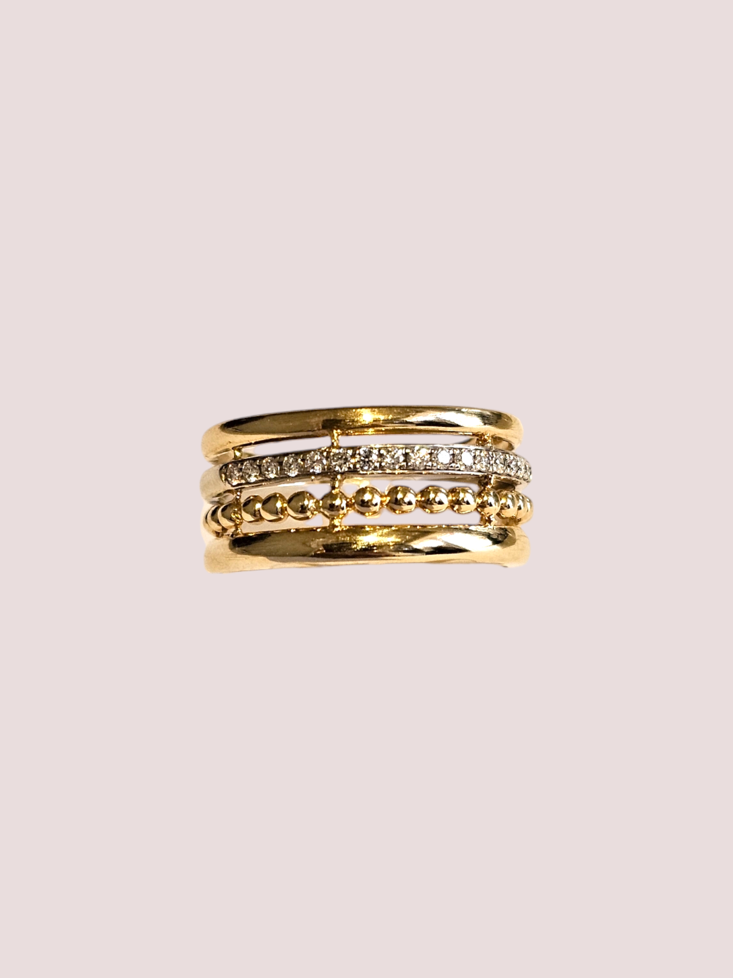 Deze vintage stapelring is gemaakt van wit en geel goud ingelegd met diamant en heeft een klassiek en tijdloos ontwerp. De ring kan op verschillende manieren worden gedragen, bijvoorbeeld als statement piece of in combinatie met andere ringen voor een gelaagde look. De diamanten voegen een vleugje luxe toe aan elke outfit. Perfect voor dagelijks gebruik of speciale gelegenheden. Maak je look compleet met deze prachtige ring! De ringmaat kan desgewenst aangepast worden.