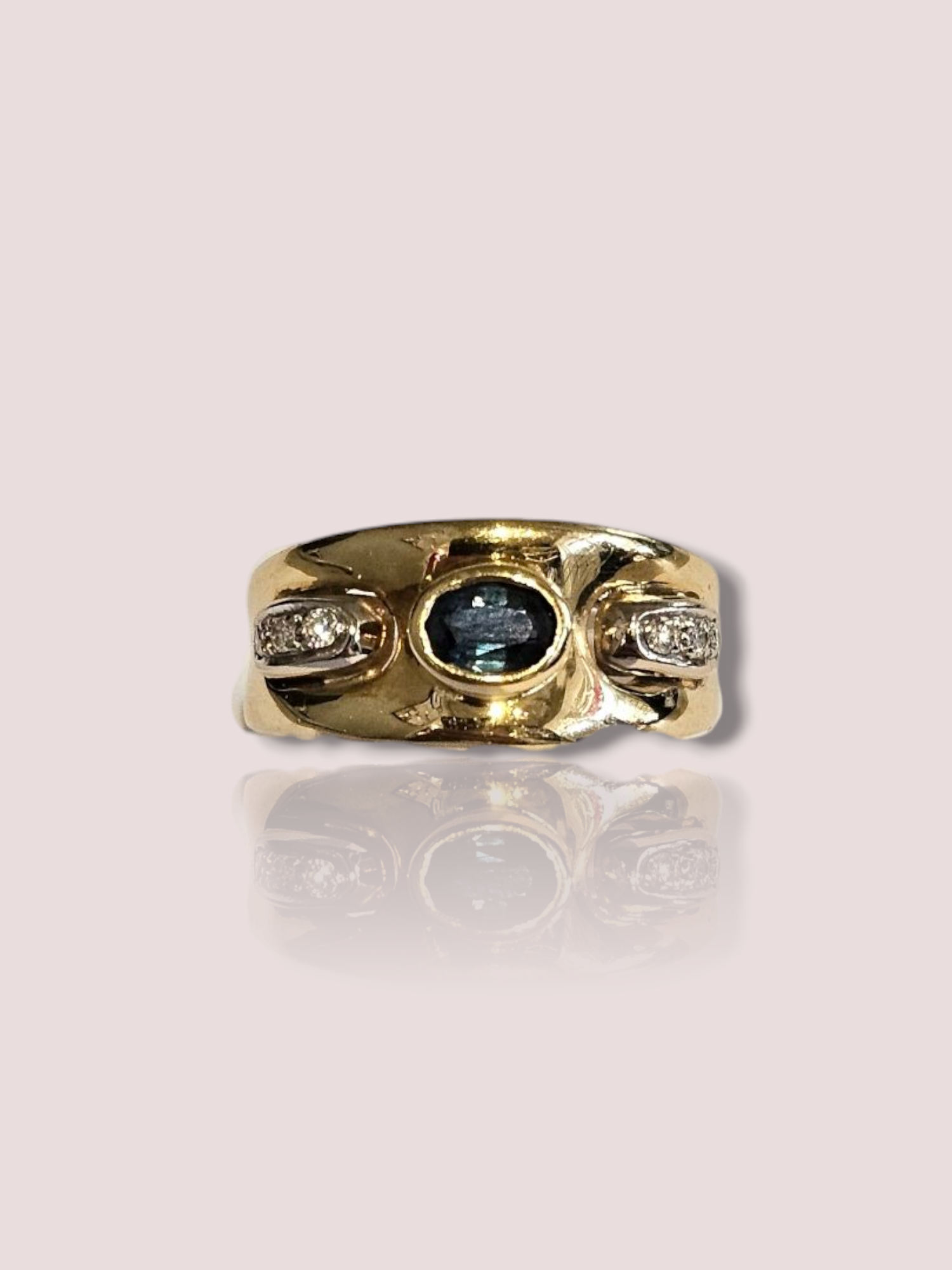 Deze prachtige 18k geel gouden ring heeft een betoverende blauwe saffier steen en aan beide kanten bezet met glinsterende diamanten. De ring straalt luxe en elegantie uit en is perfect voor speciale gelegenheden. Draag deze ring solo voor een subtiele touch of stapel hem met andere ringen voor een statement look. Een tijdloos juweel dat elke outfit compleet maakt. De ringmaat kan desgewenst aangepast worden.