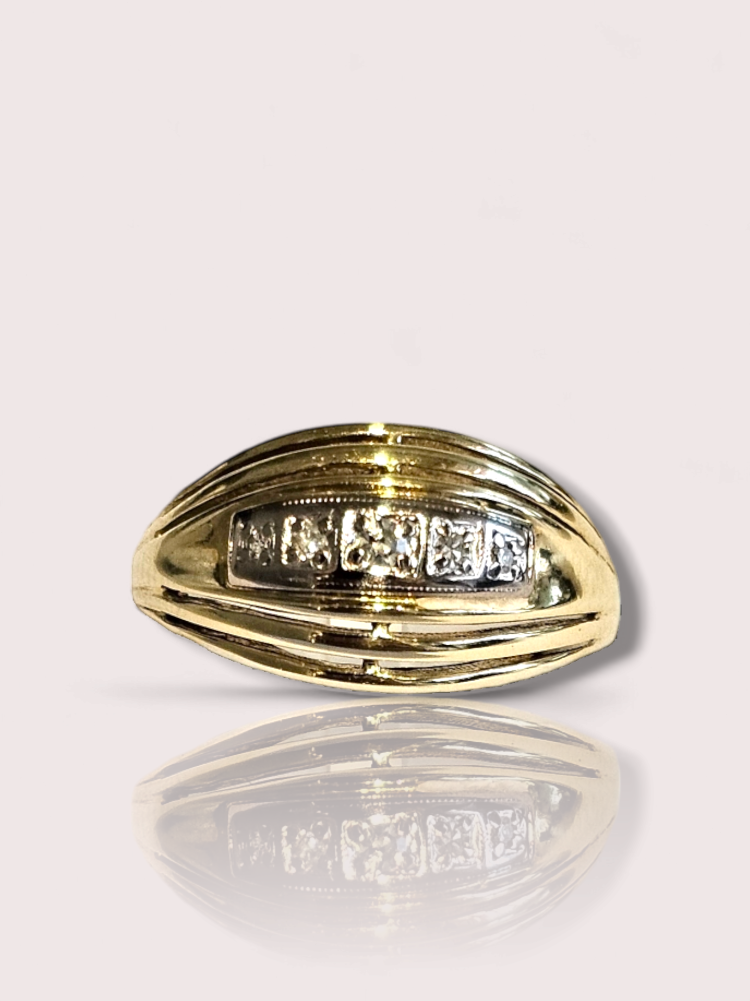 Deze prachtige 14k gouden dome ring is bezet met 5 sprankelende diamanten. De ring straalt luxe en elegantie uit en voegt een vleugje glamour toe aan elke outfit. Draag deze ring solo voor een subtiele touch of stapel hem met andere ringen voor een meer gedurfde look. De perfecte toevoeging aan je sieradencollectie! De ringmaat kan desgewenst aangepast worden.
