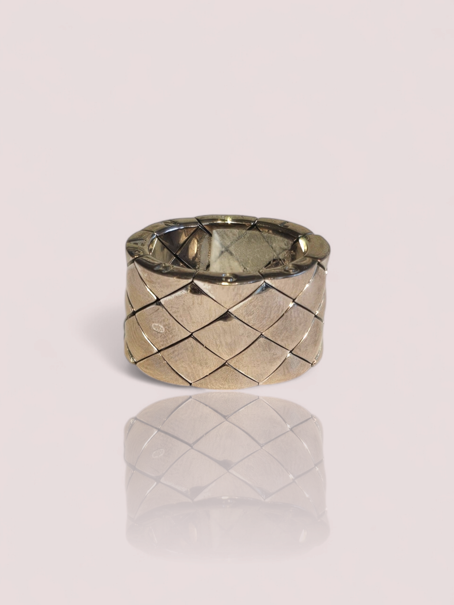 Deze prachtige vintage Chanel Quilted Matelasse ring is gemaakt van 18 karaat witgoud en heeft een uniek quilted ontwerp. De ring is perfect om dagelijks te dragen en voegt een vleugje luxe toe aan elke outfit. Combineer het met andere gouden sieraden voor een elegante look of draag het alleen voor een subtiele touch van glamour. Deze tijdloze ring is een must-have voor elke sieradencollectie!