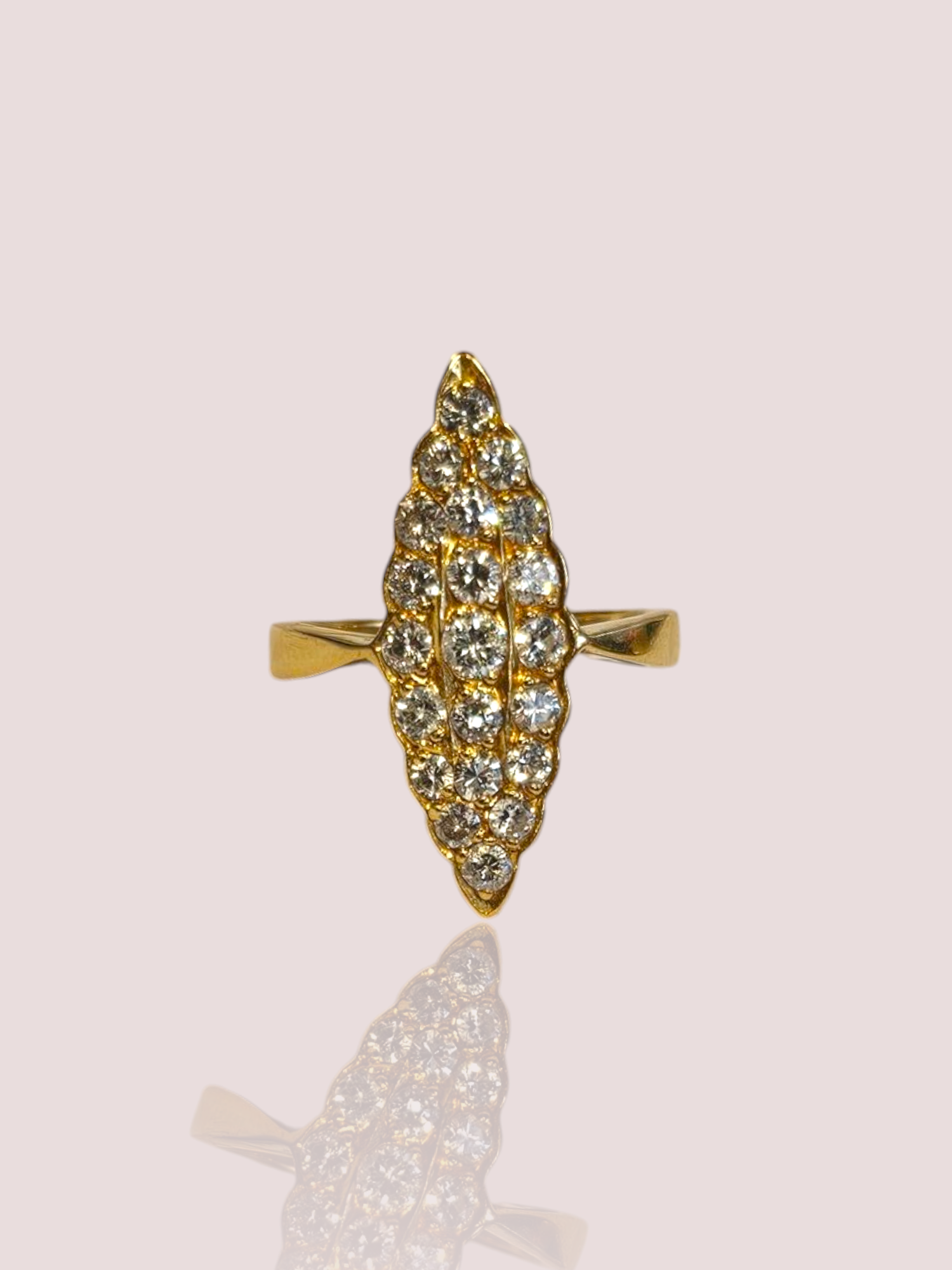 Deze ovale ring is gemaakt van 20 karaat goud en is versierd met schitterende diamanten. Het elegante design maakt het een tijdloos stuk dat perfect is voor speciale gelegenheden. Combineer het met andere gouden sieraden voor een luxueuze uitstraling. Draag het alleen of stapel het met andere ringen voor een trendy look. Met deze ring straal je gegarandeerd elegantie en stijl uit. De ringmaat kan desgewenst aangepast worden en is 2,5 cm hoog en 0,9 cm breed.