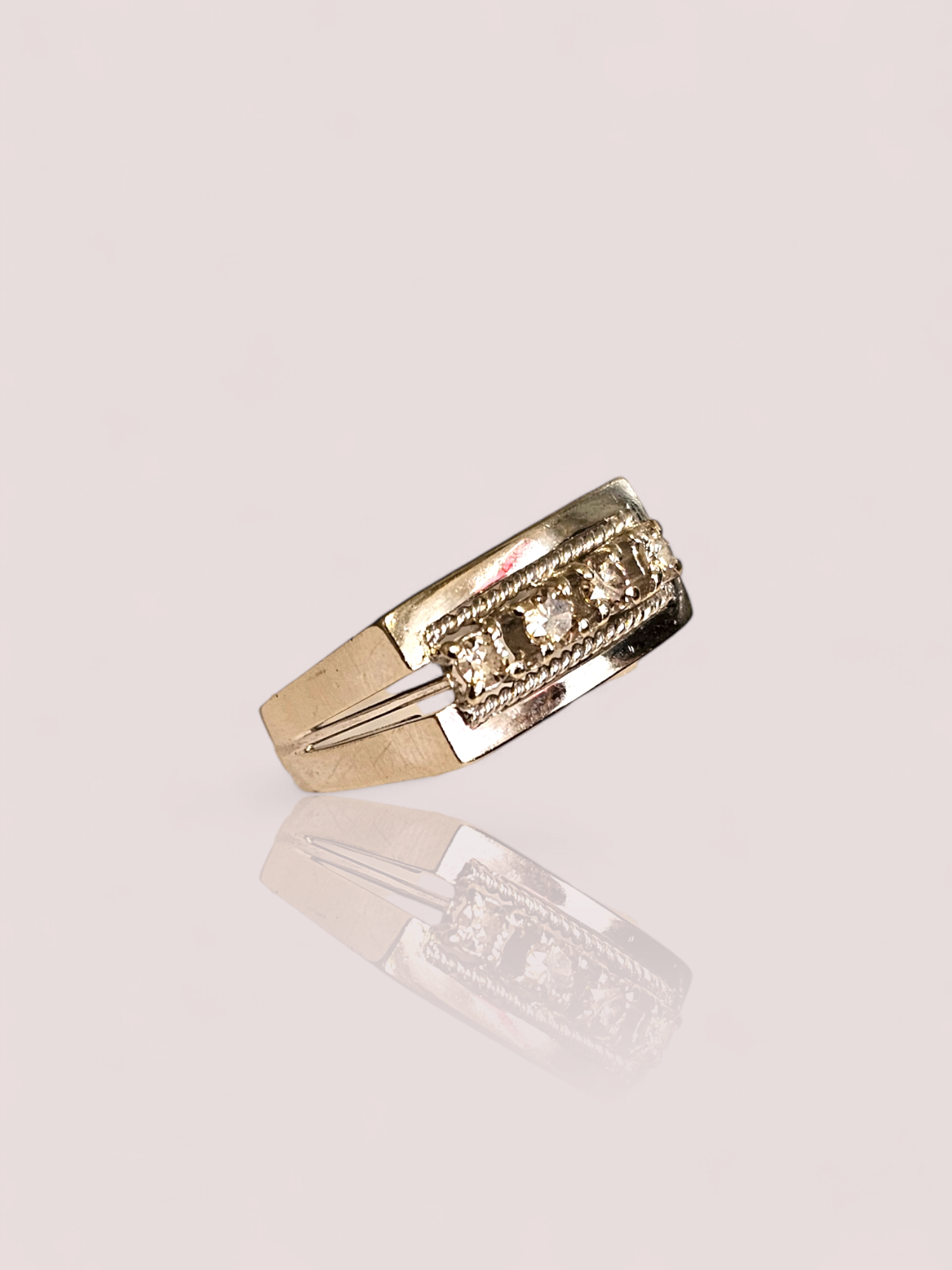 Deze prachtige 18 kt witgouden ring uit de jaren 30 is versierd met vier schitterende diamanten. De ring heeft een tijdloos en elegant design dat perfect past bij elke gelegenheid. Draag deze klassieke ring alleen voor een subtiele touch of stapel hem met andere ringen voor een meer gedurfde look. Een absolute must-have voor iedere sieradencollectie!
De ringmaat kan desgewenst aangepast worden.