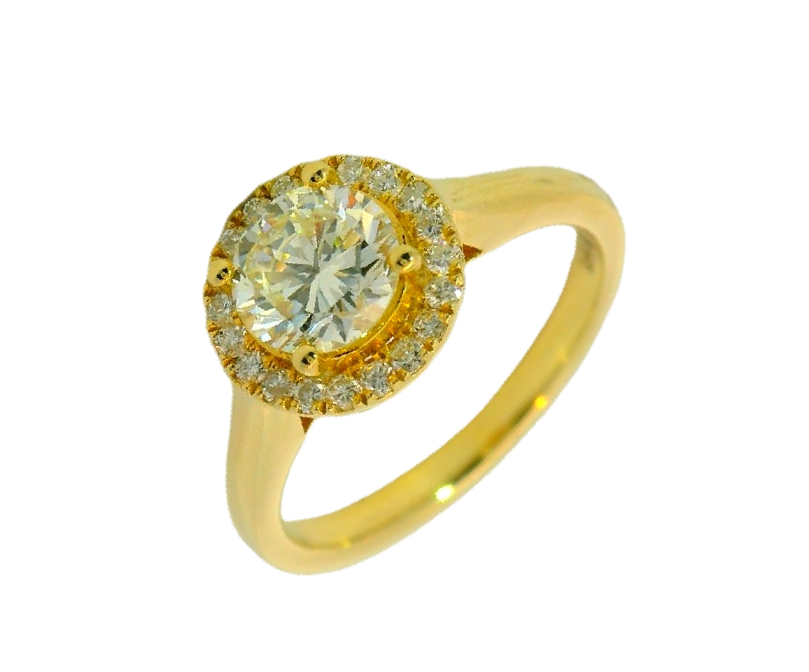 Deze ring van Louis Bros is vervaardigd uit 18 karaat geelgoud (4.60 gr.) en is gezet met 21 briljant geslepen diamanten met een totaalgewicht van 1.00ct. De ring heeft een diameter van 10 mm, minimale breedte van 2 mm. en een hoogte van 6.5 mm.
 Deze ring die niet alleen schittert met de glans van geelgoud en de stralende schoonheid van diamanten, maar ook een symbool wordt van jouw diepste genegenheid voor die speciale persoon in je leven. Deze geelgouden ring, doordrenkt met luxe en betovering, vertelt een verhaal van liefde en bewondering dat eeuwig zal blijven voortbestaan.
Het geelgoud, met zijn warme en uitnodigende gloed, omhelst de vinger als een omarming van genegenheid. Het staat symbool voor rijkdom, geluk en voorspoed, en geeft de ring een tijdloze elegantie die de tand des tijds doorstaat.
Met zijn luxueuze uitstraling en betoverende schoonheid is deze geelgouden ring het perfecte geschenk voor die speciale persoon in je leven. Het is een herinnering aan de liefde die jullie deelt en een symbool van de toekomst die jullie samen zullen bouwen.
De ring is verkrijgbaar in meerdere afmetingen.