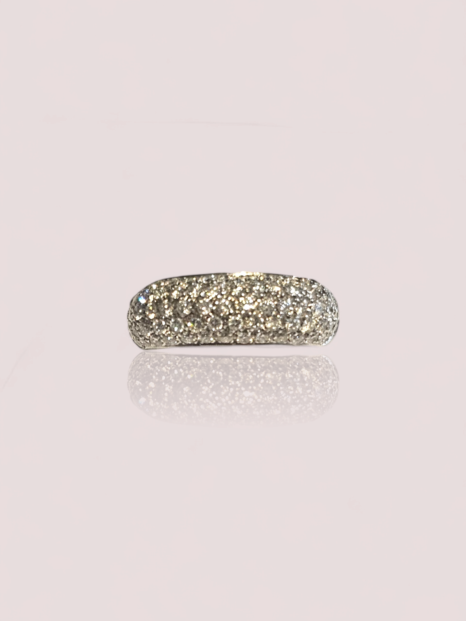 Dit juweel is een 18kt witgouden fantasiering met 80 pave gezette diamanten, een prachtige toevoeging aan elke outfit. Draag het op zichzelf voor een subtiele touch van glamour, of combineer het met andere ringen voor een meer opvallende look. Deze ring is perfect voor dagelijks gebruik of voor speciale gelegenheden. Voeg dit juweel toe aan je collectie voor een vleugje elegantie en stijl. De ringmaat kan desgewenst aangepast worden.