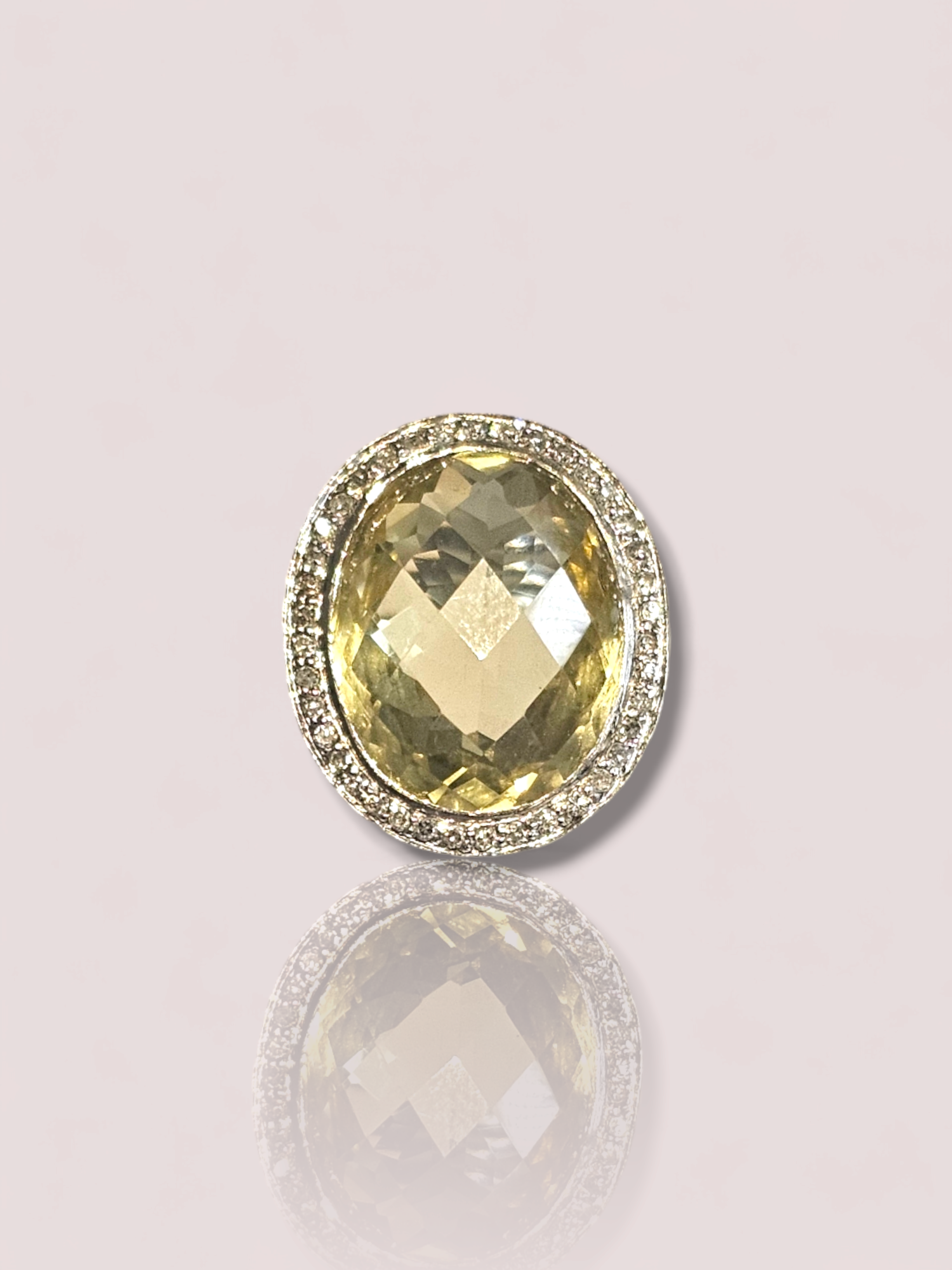 Deze prachtige witgouden ring is voorzien van een schitterende citrien steen van 63,5 x 13 mm en maar liefst 40 briljant geslepen diamanten. Het elegante design maakt deze ring perfect voor speciale gelegenheden of als eye-catching accessoire voor dagelijks gebruik. Draag deze ring solo om de aandacht op de edelstenen te vestigen, of combineer met andere gouden sieraden voor een luxe uitstraling. Maak een statement met deze unieke ring! De ringmaat kan desgewenst aangepast worden.