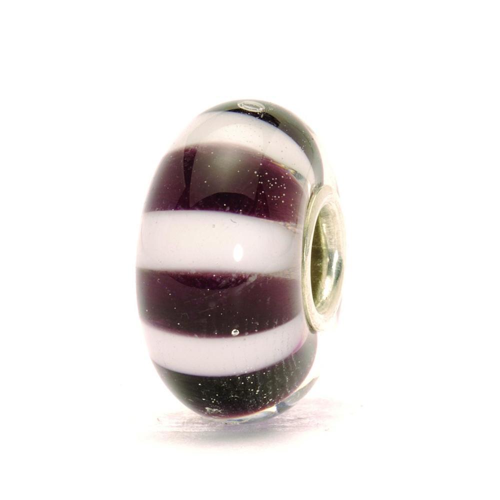 Een zilveren retired Trollbeads 'Zwart/witte strepen' glasbedel. Zwart-witte zebra strepen, wild en dramatisch. 