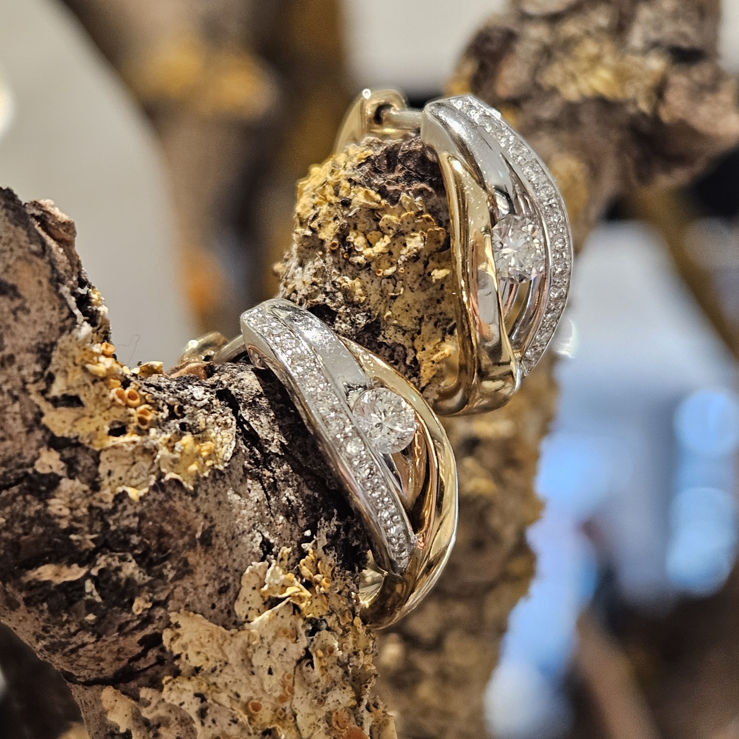14 Karaat geel- met witgouden oorringen Mori Diamond Exclusive met 0.38 caraat briljant G-VVS1.