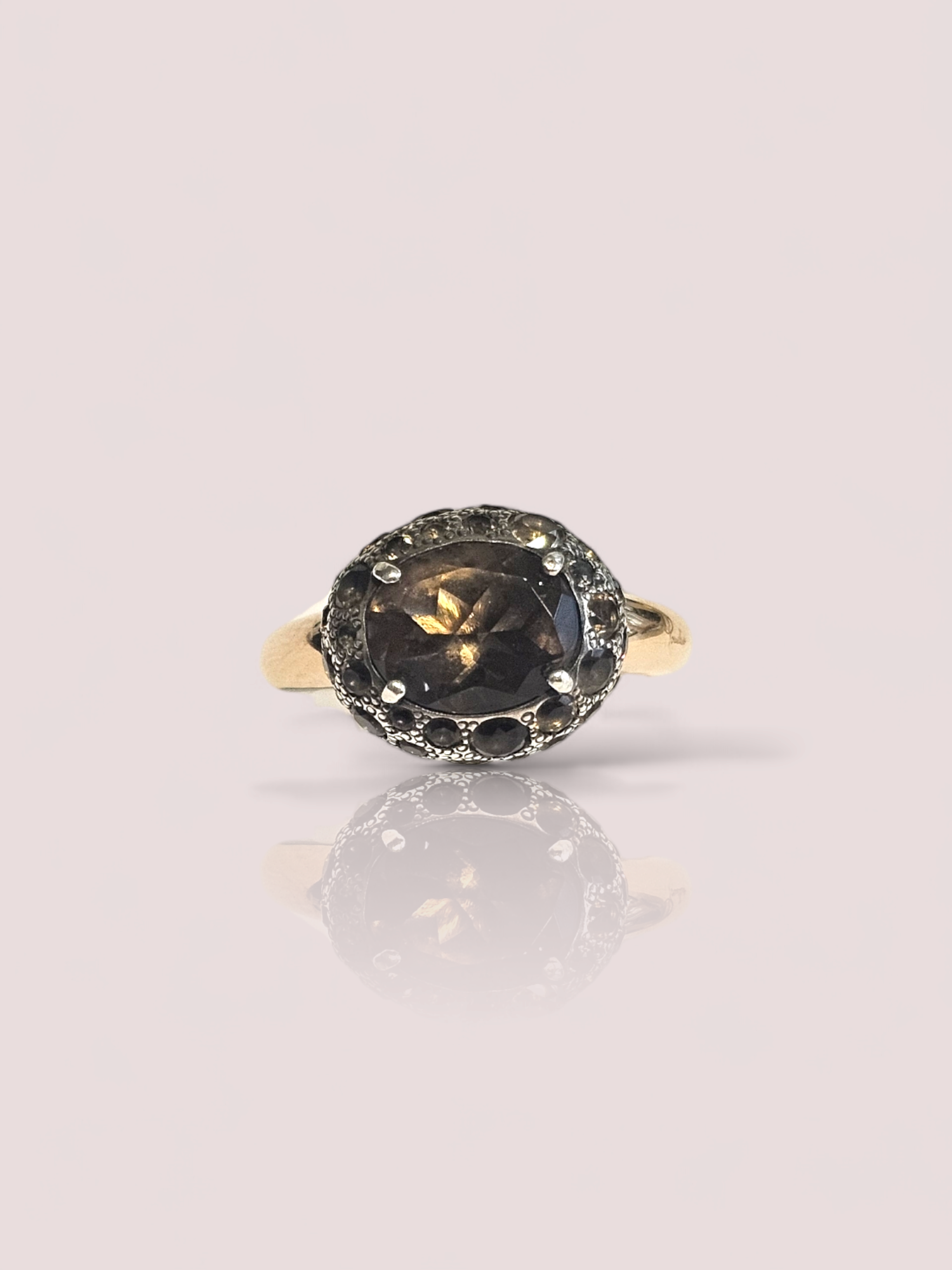 Deze prachtige vintage Pomellato Tabou ring is gemaakt van 18 kt roségoud met rookkwarts edelstenen gezet in zilver. De middensteen is een rookkwarts van 10 x 8 mm. De ring is perfect voor dagelijks gebruik en kan solo gedragen worden voor een subtiele touch of gestapeld met andere ringen voor een statement look. Een elegante en veelzijdige toevoeging aan elke sieradencollectie! De ring kan desgewenst op maat gemaakt worden.
