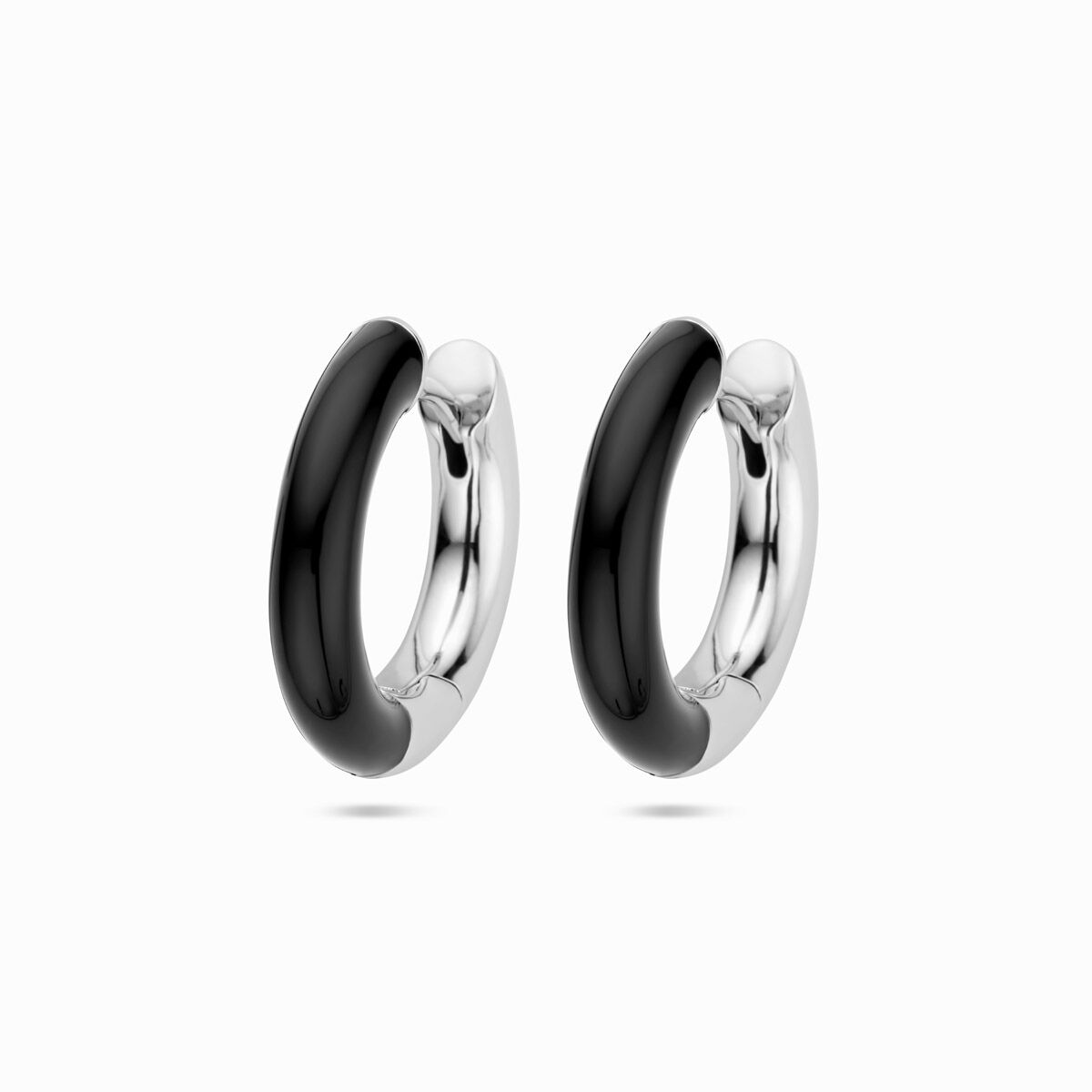 Gerhodineerd 925 zilveren oorringen uitgevoerd met zwart emaille. De oorringen hebben een breedte van 4mm.