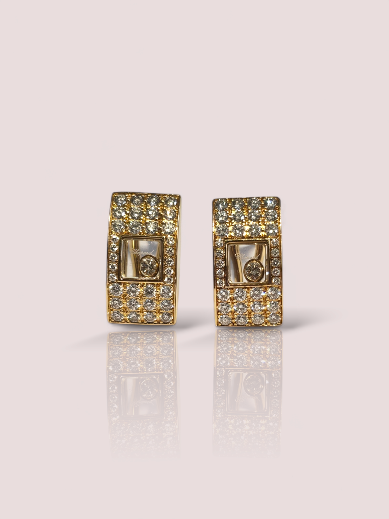 Deze prachtige Vintage Chopard Happy Diamonds oorstekers zijn gemaakt van 18k geelgoud en voorzien van glinsterende diamanten die vrij bewegen in een transparante setting. De oorstekers zijn tijdloos, elegant en perfect voor elke gelegenheid. Draag ze als statement piece bij een chique avondjurk of combineer ze met een casual outfit voor een vleugje glamour. Een absolute must-have voor elke sieradencollectie! De oorbellen zijn 16 mm x 8 mm.