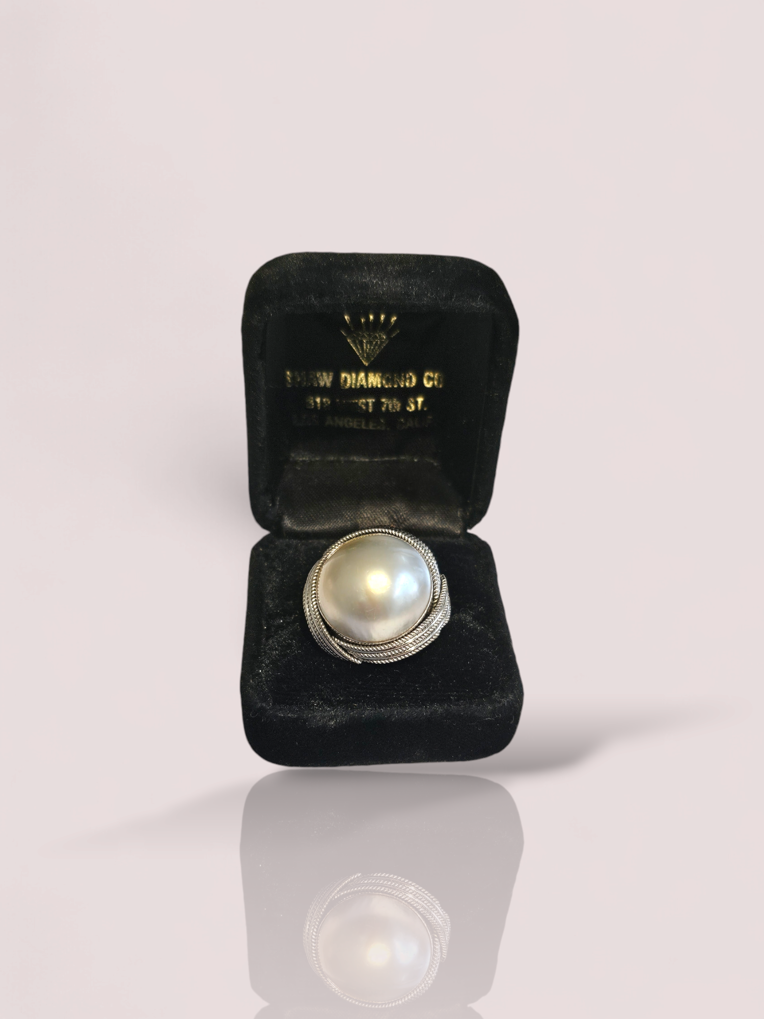 Deze prachtige 18kt witgouden ring is voorzien van een schitterende natuurlijke bouton parel met een diameter van 1,9 cm. De ring is perfect voor wie op zoek is naar een tijdloos en elegant sieraad. Draag deze ring als statement stuk om je outfit compleet te maken of combineer hem met andere gouden sieraden voor een luxueuze uitstraling. Elegance ten top!