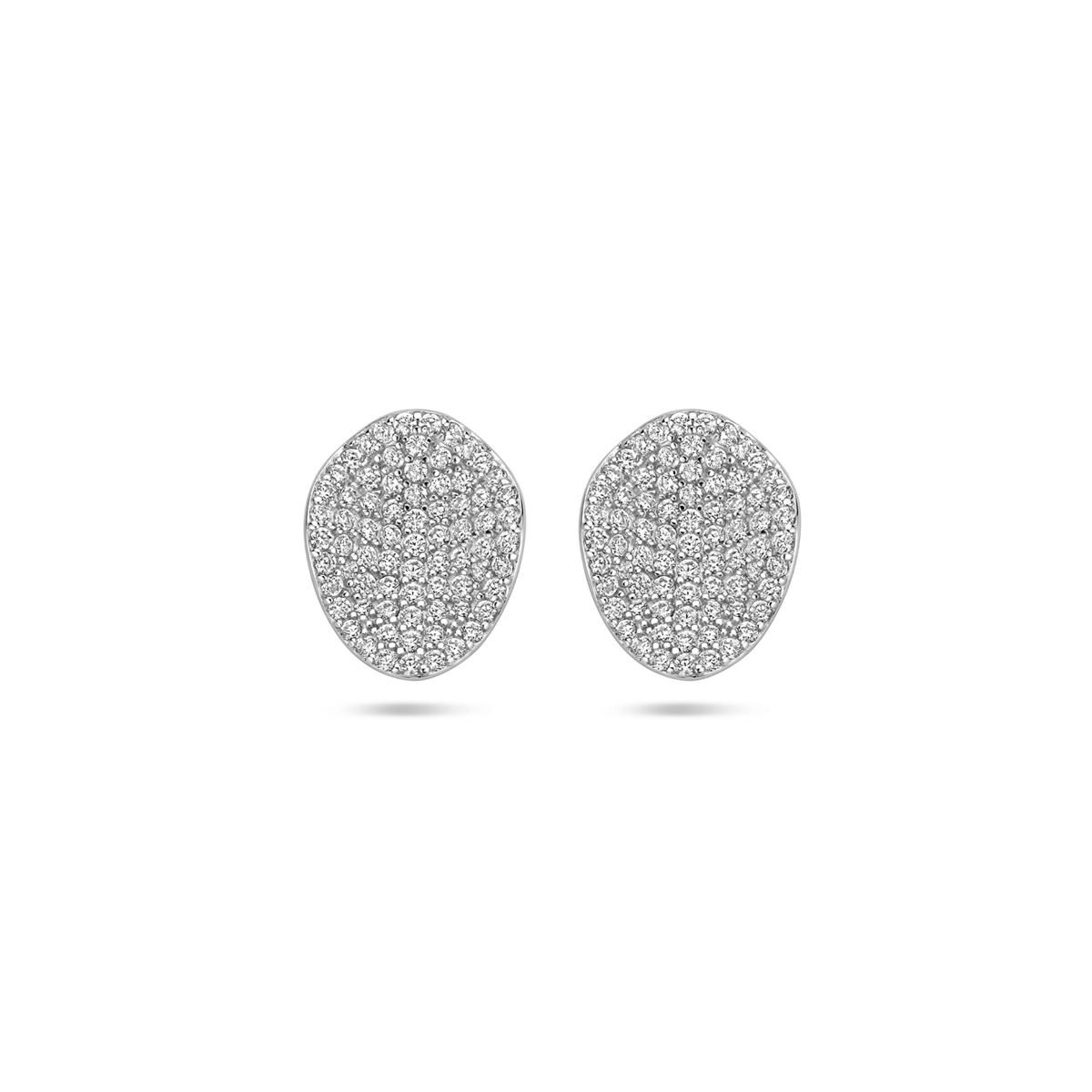 Gerhodineerd 925 zilveren oorknoppen uitgevoerd met zirkonia. De oorknoppen hebben een afmeting van 13x10.5mm