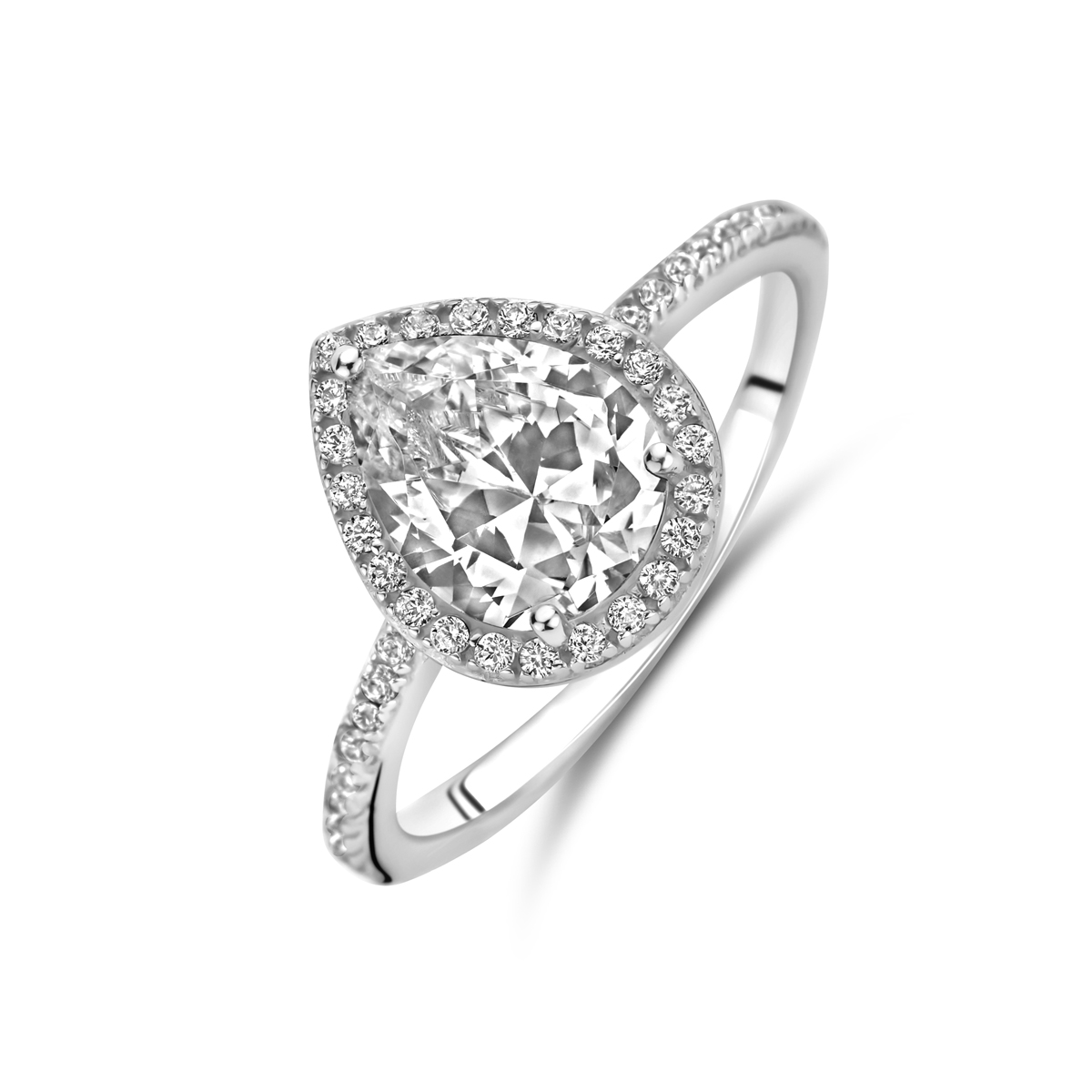 Gerhodineerd 925 zilveren ring uitgevoerd met zirkonia. De ring heeft een breedte van 11.5mm.