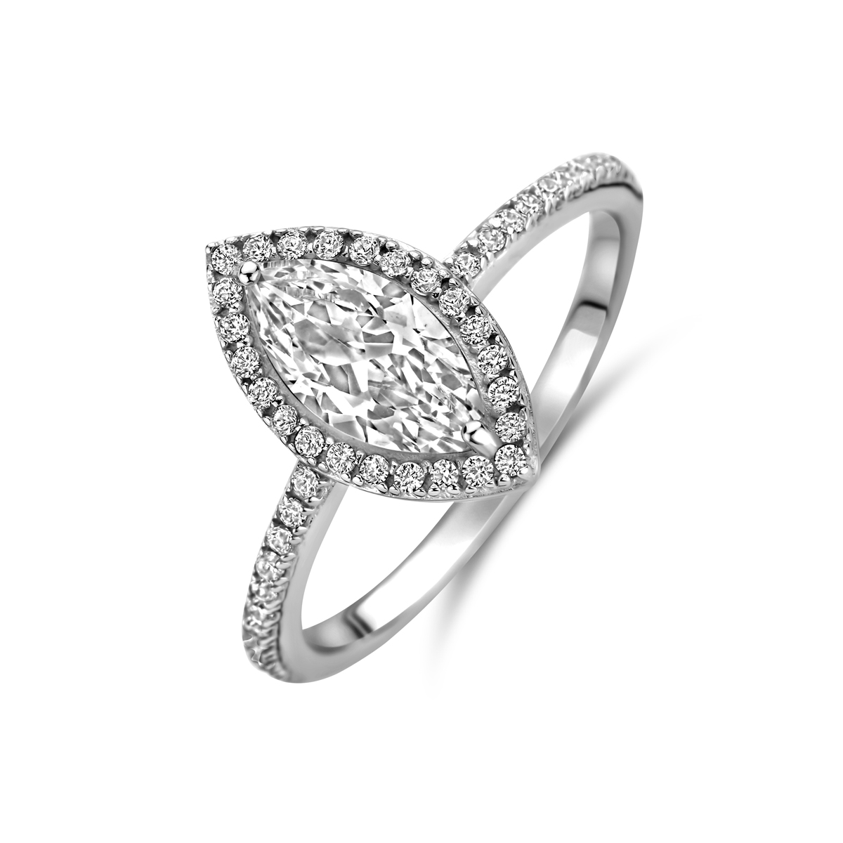 Gerhodineerd 925 zilveren ring uitgevoerd met zirkonia. De ring heeft een breedte van 13.5mm.