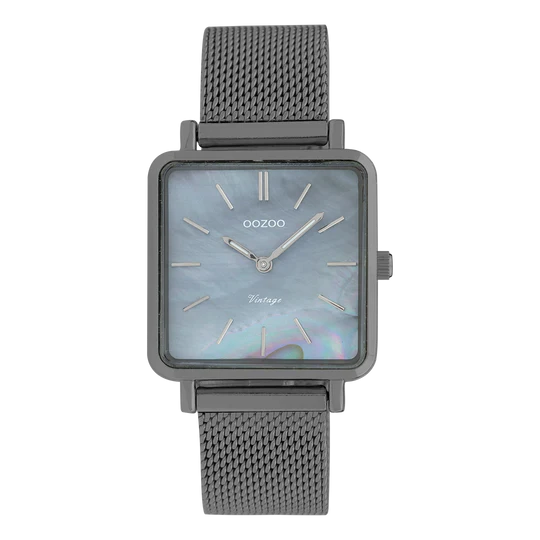 De Oozoo Horloge Vintage square grijs mesh 29mm blauw heeft een uniek vierkant design en een stijlvolle grijze mesh band. Het horloge is voorzien van een blauwe wijzerplaat met zilveren details. Draag dit horloge casual of chique voor een trendy uitstraling. Combineer het met zowel formele als informele outfits voor een veelzijdige look. Verwen jezelf met dit prachtige horloge of geef het cadeau aan een speciaal iemand.