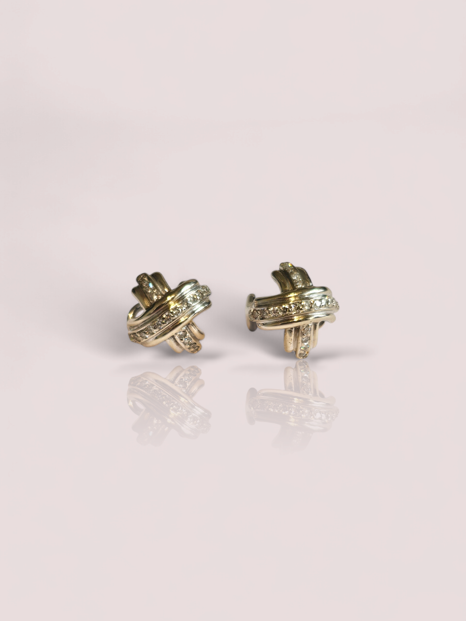 Deze prachtige vintage oorstekers van Tiffany & Co zijn gemaakt van 18k witgoud en hebben in totaal 19 diamanten per oorbel. De oorstekers zijn tijdloos en elegant, perfect voor elke gelegenheid. Draag ze met je haar opgestoken of los, voor een subtiele touch of een meer opvallende look. Deze oorstekers voegen een vleugje luxe toe aan elke outfit!