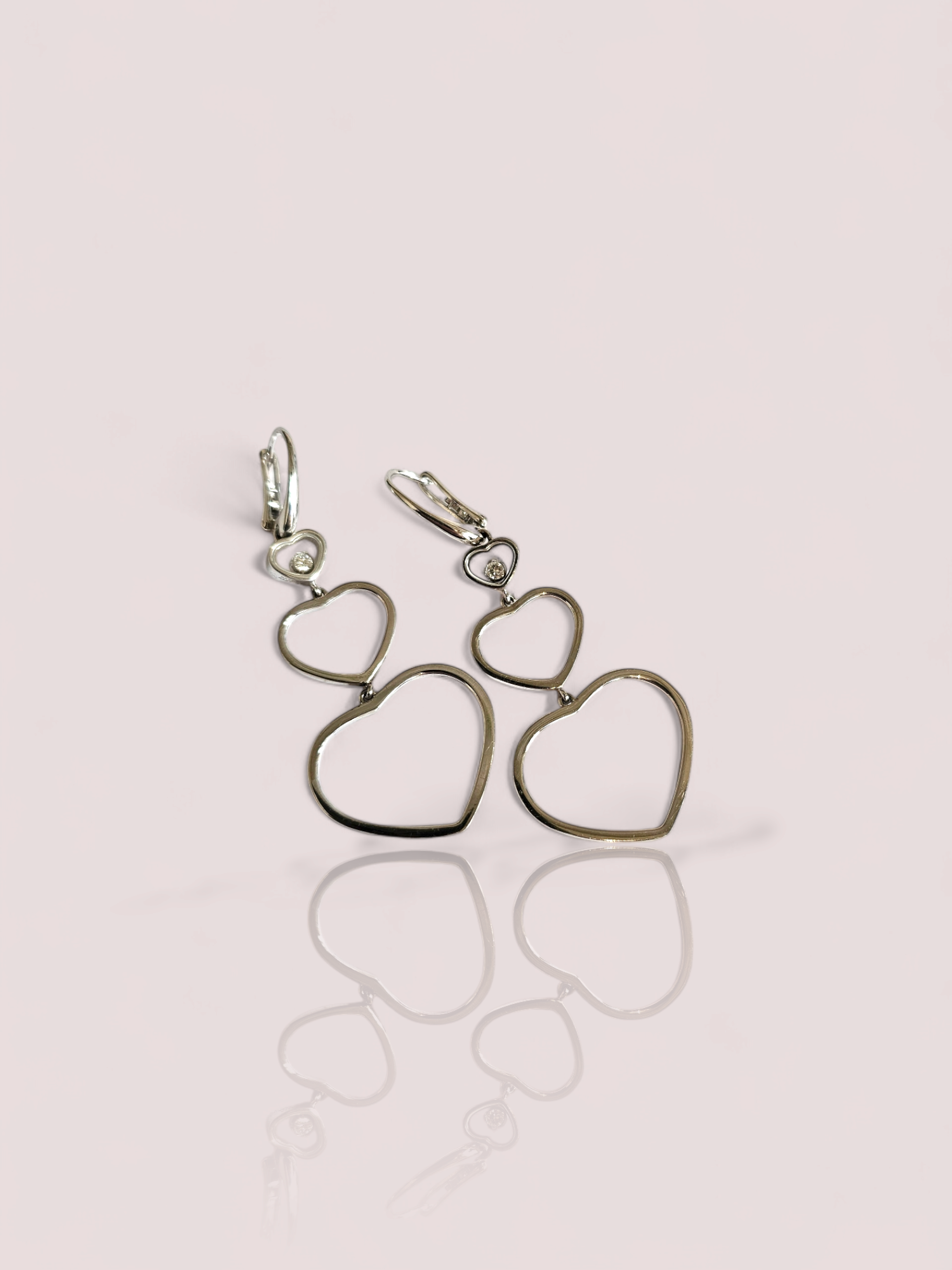 Deze Vintage Chopard Happy Diamonds oorhangers zijn gemaakt van 18 karaat goud en voorzien van een schitterende bewegende diamant. De oorhangers zijn 5 cm lang. De bewegende diamanten in het glas creëren een betoverend effect. Draag deze oorhangers met een chique avondjurk voor een glamoureuze uitstraling. Hun tijdloze design maakt ze perfect voor elke gelegenheid. Voeg een vleugje luxe toe aan je look met deze prachtige oorsieraden.