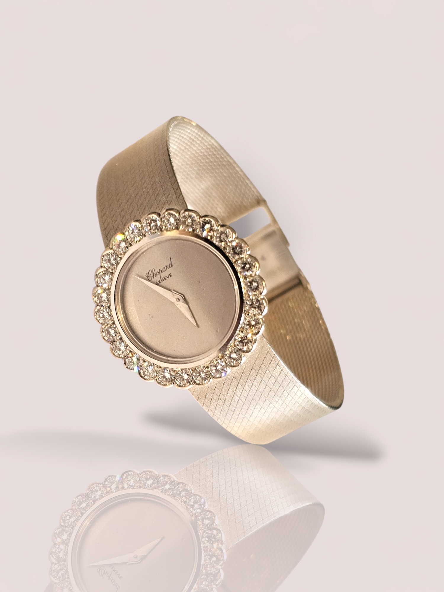 Dit vintage Chopard 18k witgouden horloge is voorzien van 26 diamanten en straalt pure elegantie uit. De klassieke uitstraling maakt het horloge perfect om te dragen bij elke gelegenheid, van formeel tot casual. Combineer het met een chique outfit voor een extra touch of glam. Dit tijdloze stuk is een must-have voor elke horloge liefhebber! De diameter van de kast is 2,3 cm.