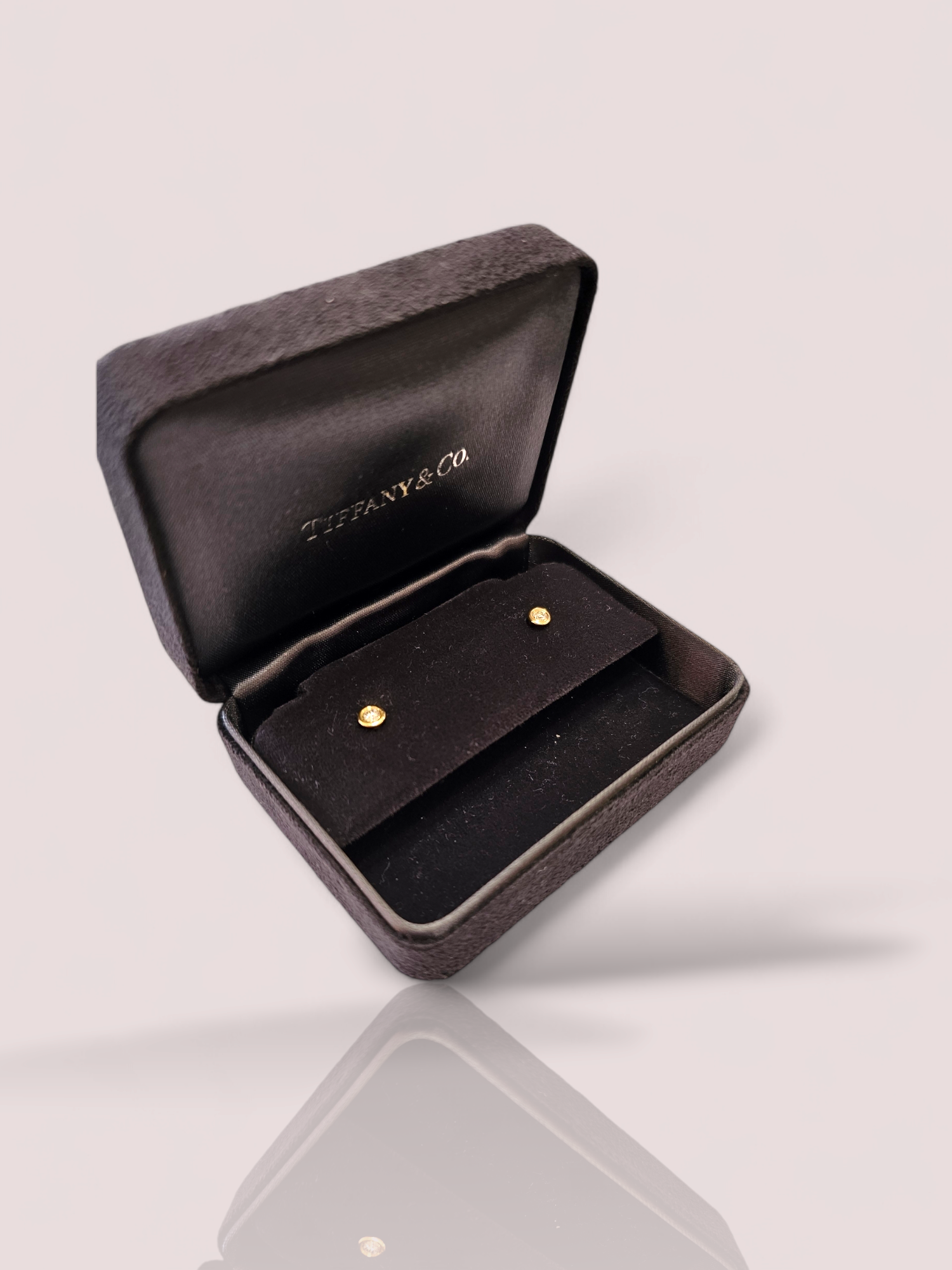 Deze prachtige vintage Tiffany & Co 18k geelgouden oorstekers zijn versierd met een schitterend diamant voor een tijdloze elegantie. De oorbellen stralen luxe en stijl uit en zijn perfect voor het toevoegen van een vleugje glamour aan elke outfit. Draag ze solo voor een subtiele look of combineer ze met andere sieraden voor een gedurfde uitstraling. Deze oorstekers zijn een must-have voor elke vrouw met een verfijnde smaak.