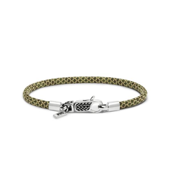 De nieuwste toevoeging aan de SILK collectie zijn de Azure, Emerald en Terra paracord armbanden, ontworpen met een luxe zilveren karabijnsluiting. Deze diepgekleurde armbandjes voegen stijl en kleur toe aan je arm en zijn verkrijgbaar in twee varianten: een met charm en een zonder charm.



Stijlvol & Functioneel De sterke, duurzame paracord armbanden zijn in verschillende lengte maten verkrijgbaar en passen perfect bij elke gelegenheid. Deze collectie is ontworpen om kleur toe te voegen aan je zilverstack. Door de paracord armbanden te combineren met andere sieraden creëer je een kleurrijk en speels geheel, ideaal voor een unieke en opvallende look.
