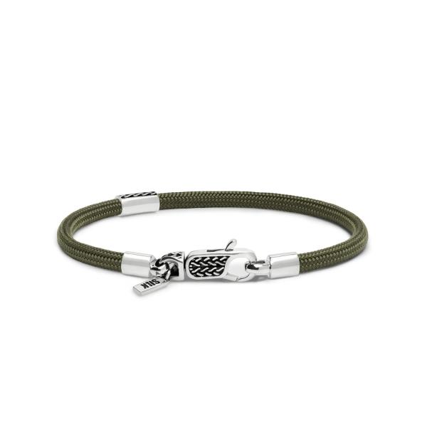 De nieuwste toevoeging aan de SILK collectie zijn de Azure, Emerald en Terra paracord armbanden, ontworpen met een luxe zilveren karabijnsluiting. Deze diepgekleurde armbandjes voegen stijl en kleur toe aan je arm en zijn verkrijgbaar in twee varianten: een met charm en een zonder charm. Het model met charm heeft een uniek schuifbaar buisje dat aan beide kanten te dragen is. Eén kant biedt ruimte voor een persoonlijke gravure, zoals initialen of een symbool, terwijl de andere kant is voorzien van een subtiele structuur voor een elegante afwerking. Kies jouw favoriete kant en draag het sieraad zoals jij wilt.



Stijlvol & Functioneel De sterke, duurzame paracord armbanden zijn in verschillende lengte maten verkrijgbaar en passen perfect bij elke gelegenheid. Deze collectie is ontworpen om kleur toe te voegen aan je zilverstack. Door de paracord armbanden te combineren met andere sieraden creëer je een kleurrijk en speels geheel, ideaal voor een unieke en opvallende look.



Personalisatie Mogelijk Maak je armband extra bijzonder door het buisje van de charm te graveren met een naam, datum, of een speciaal symbool. De personalisatiemogelijkheden maken dit sieraad een perfect cadeau of een uniek, dierbaar stuk voor jezelf.