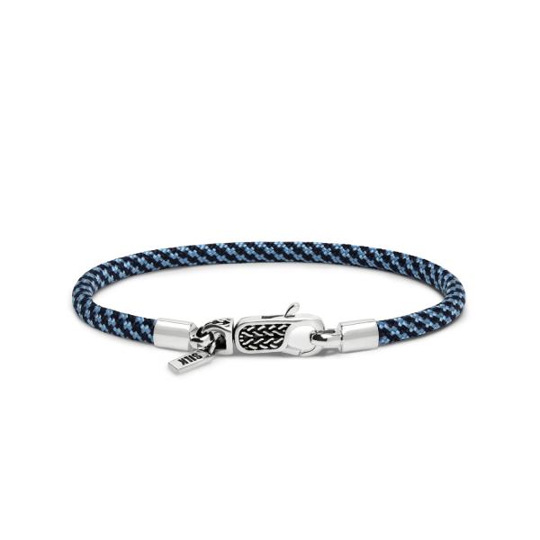 De nieuwste toevoeging aan de SILK collectie zijn de Azure, Emerald en Terra paracord armbanden, ontworpen met een luxe zilveren karabijnsluiting. Deze diepgekleurde armbandjes voegen stijl en kleur toe aan je arm en zijn verkrijgbaar in twee varianten: een met charm en een zonder charm.



Stijlvol & Functioneel De sterke, duurzame paracord armbanden zijn in verschillende lengte maten verkrijgbaar en passen perfect bij elke gelegenheid. Deze collectie is ontworpen om kleur toe te voegen aan je zilverstack. Door de paracord armbanden te combineren met andere sieraden creëer je een kleurrijk en speels geheel, ideaal voor een unieke en opvallende look.