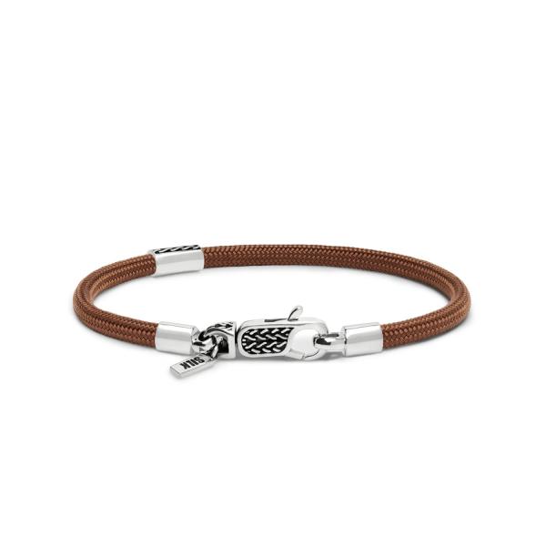 De nieuwste toevoeging aan de SILK collectie zijn de Azure, Emerald en Terra paracord armbanden, ontworpen met een luxe zilveren karabijnsluiting. Deze diepgekleurde armbandjes voegen stijl en kleur toe aan je arm en zijn verkrijgbaar in twee varianten: een met charm en een zonder charm. Het model met charm heeft een uniek schuifbaar buisje dat aan beide kanten te dragen is. Eén kant biedt ruimte voor een persoonlijke gravure, zoals initialen of een symbool, terwijl de andere kant is voorzien van een subtiele structuur voor een elegante afwerking. Kies jouw favoriete kant en draag het sieraad zoals jij wilt.



Stijlvol & Functioneel De sterke, duurzame paracord armbanden zijn in verschillende lengte maten verkrijgbaar en passen perfect bij elke gelegenheid. Deze collectie is ontworpen om kleur toe te voegen aan je zilverstack. Door de paracord armbanden te combineren met andere sieraden creëer je een kleurrijk en speels geheel, ideaal voor een unieke en opvallende look.



Personalisatie Mogelijk Maak je armband extra bijzonder door het buisje van de charm te graveren met een naam, datum, of een speciaal symbool. De personalisatiemogelijkheden maken dit sieraad een perfect cadeau of een uniek, dierbaar stuk voor jezelf.