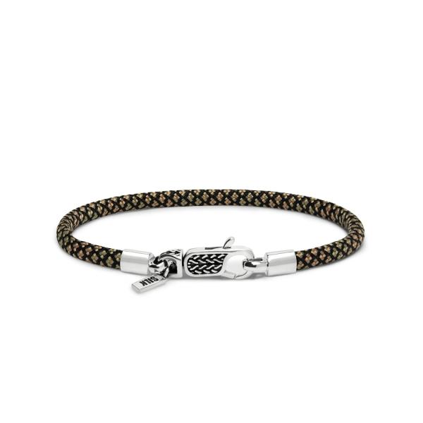 De nieuwste toevoeging aan de SILK collectie zijn de Azure, Emerald en Terra paracord armbanden, ontworpen met een luxe zilveren karabijnsluiting. Deze diepgekleurde armbandjes voegen stijl en kleur toe aan je arm en zijn verkrijgbaar in twee varianten: een met charm en een zonder charm.



Stijlvol & Functioneel De sterke, duurzame paracord armbanden zijn in verschillende lengte maten verkrijgbaar en passen perfect bij elke gelegenheid. Deze collectie is ontworpen om kleur toe te voegen aan je zilverstack. Door de paracord armbanden te combineren met andere sieraden creëer je een kleurrijk en speels geheel, ideaal voor een unieke en opvallende look.