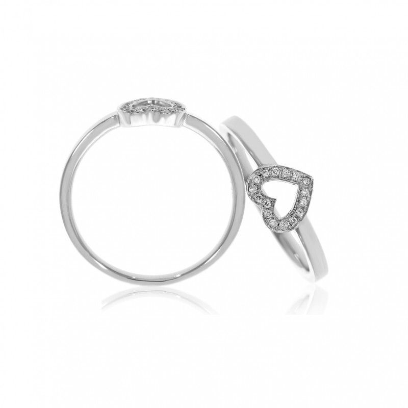 een 14 krt witgouden ring met een hartje bezet met 16 diamant stenen briljant  geslepen totaal 0.06 crt SI H.