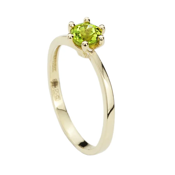 14k Geelgouden ring met een, briljant geslepen, peridot. De edelsteen is gezet in een chaton met zes zetpoten en heeft een diameter van vijf millimeter