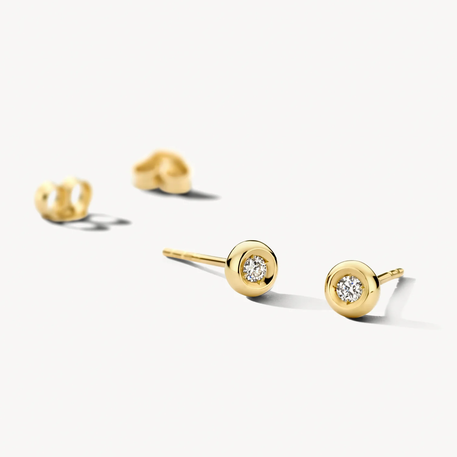 Deze prachtige Blush Diamonds oorstekers zijn gemaakt van  geelgoud en zijn voorzien van 0.02 crt diamanten. De oorstekers zijn perfect voor dagelijks gebruik en kunnen eenvoudig worden gecombineerd met zowel casual als formele outfits. Draag ze alleen voor een subtiele look of mix en match ze met andere oorbellen voor een meer opvallende stijl. Met deze oorstekers voeg je zeker wat extra glamour toe aan je outfit!